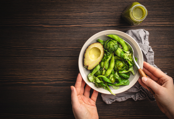 Vihreä terveellinen salaatti ja smoothie - Valokuva, kuva