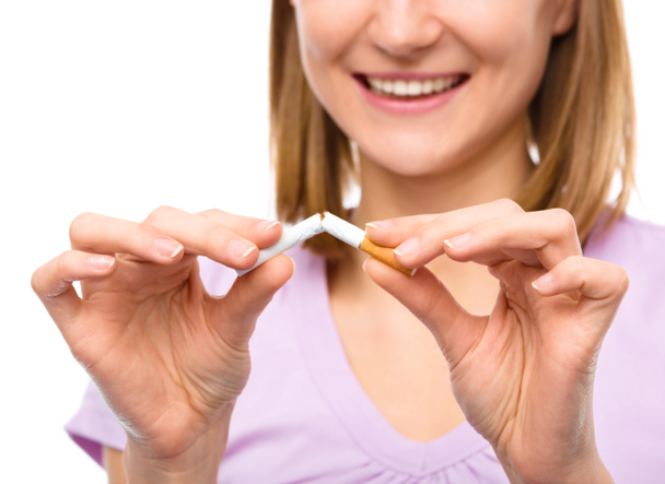 junge Frau bricht sich eine Zigarette - Foto, Bild