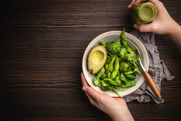 Vihreä terveellinen salaatti ja smoothie - Valokuva, kuva
