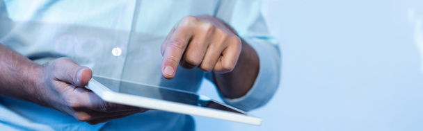 μερική άποψη του επιχειρηματία δείχνοντας με το δάχτυλο στην ψηφιακή ταμπλέτα με λευκή οθόνη, banner - Φωτογραφία, εικόνα