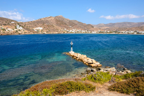 Güneşli bir günde Yunanistan 'ın Kiklad Adaları' nın güzel körfezi manzarası - Fotoğraf, Görsel
