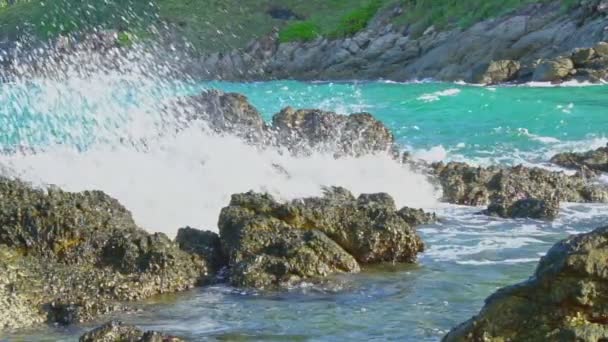 Vidéo au ralenti des vagues frappant le récif le long de la plage de Yanui La mer bleu aqua semble propre. Pendant l'épidémie de coronavirus, l'eau de mer semble propre et calme sans touristes. - Séquence, vidéo
