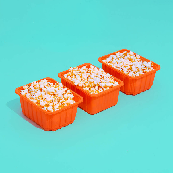 Minimális popcorn készlet műanyag doboz. Izometria trendi design. Házimozi koncepció - Fotó, kép