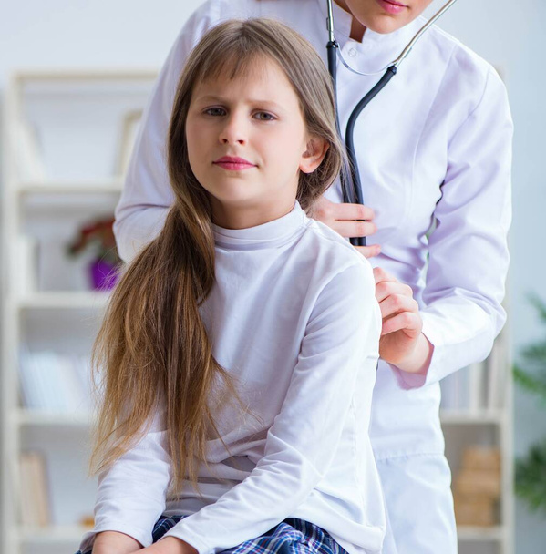 Female doctor pediatrician checking girl - Photo, Image