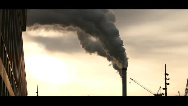 Chaminé industrial de uma fábrica de fumo. Fumaça poluente subindo no céu. Conceito de poluição ambiental. - Filmagem, Vídeo