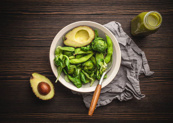 Zöld egészséges saláta és smoothie - Fotó, kép