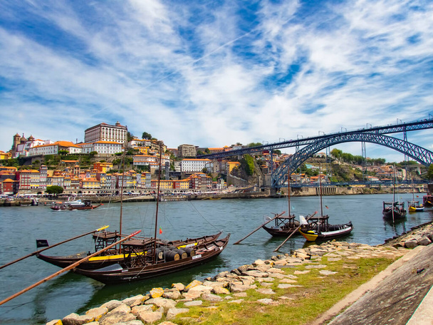 Катери рабело пришвартовані на річці Дуро у Порту (Португалія). - Фото, зображення