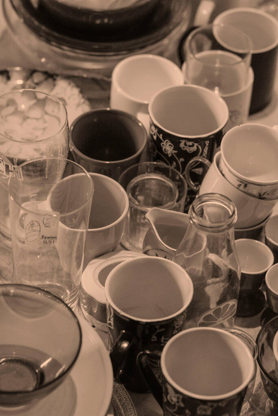 Eenvoudig oud aardewerk en glaswerk, borden, glazen, kopjes. - Foto, afbeelding