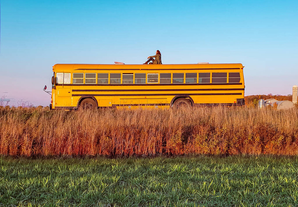 vintage κίτρινο σχολικό λεωφορείο περιπέτεια - Φωτογραφία, εικόνα