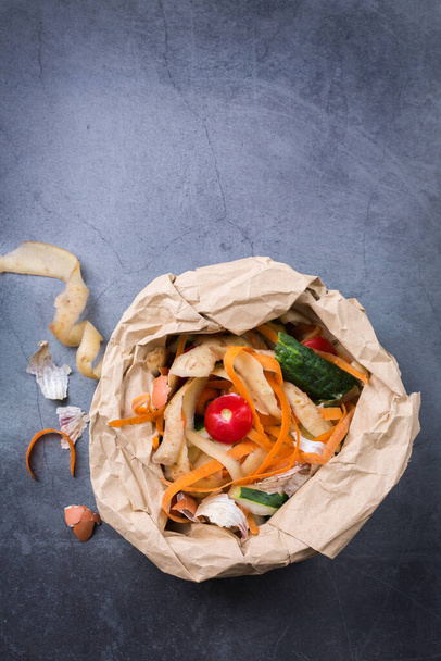 Βιολογικά αποφλοιωμένα τρόφιμα, φρούτα και λαχανικά για ανακύκλωση και λιπασματοποίηση σε ένα τραπέζι. Μηδέν απόβλητα, φιλικά προς το περιβάλλον, ανακυκλωμένα πλαστικά, επαναχρησιμοποιήσιμα, βιώσιμη έννοια. Διαλογή απορριμμάτων, υπολείμματα κουζίνας - Φωτογραφία, εικόνα