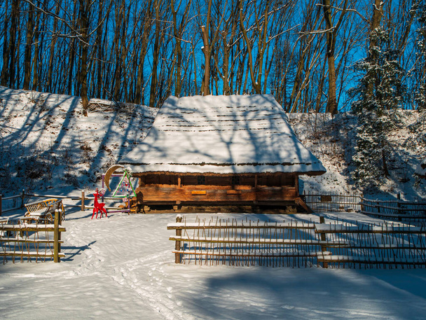 Houten vintage landhuis kerst decoraties in bergen bos sneeuw natuur landschap. Skigebied familie actieve rust. Sneeuwwitje wintervakantie. Feestelijke huisinrichting. Rustige rustige rustige besneeuwde scène - Foto, afbeelding