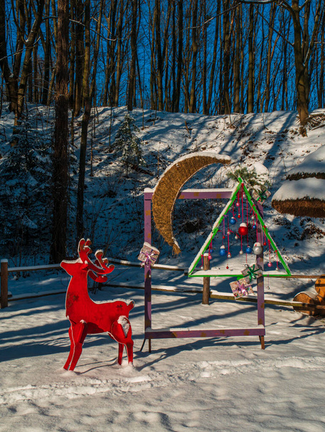 Casa de campo vintage de madeira Decorações de Natal em montanhas floresta neve natureza paisagem. Estância de esqui família descanso ativo. Férias de inverno nevadas. Decoração de casa festiva. Calmo tranquilo cena nevada - Foto, Imagem