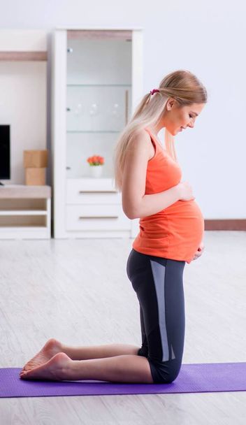 Schwangere treibt Sport zu Hause - Foto, Bild