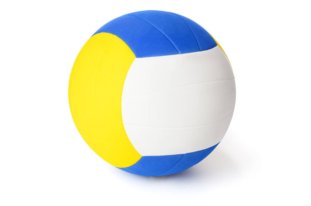 Beyaz izole arkaplanda mavi-sarı-beyaz voleybol topu - Fotoğraf, Görsel