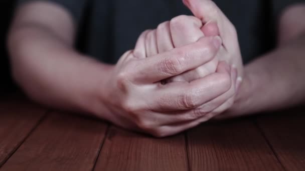 Vrouw met pijn in haar hand. close-up vrouw houdt haar hand tegen donkere achtergrond, pijn concept - Video