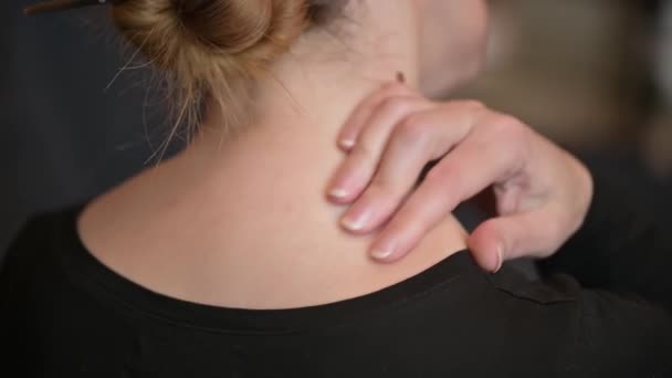 Kobieta drapiąca się nago po szyi. kobieta tarcie jego ból szyi zbliżenie. - Materiał filmowy, wideo