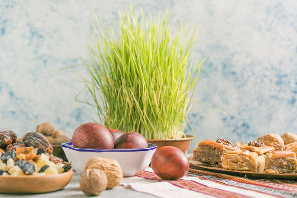 Novruz perinteinen tarjotin vihreä vehnä ruoho semeni tai sabzi, makeisia ja kuivia hedelmiä pakhlava valkoisella pohjalla. Kevät equinox, Azerbaidzan kopioi tilaa - Valokuva, kuva