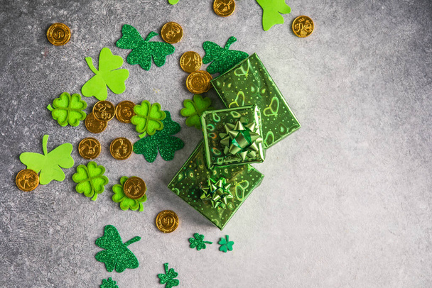 Boldog Szent Patrik napot! Kártya szerencsés lóherével, zöld ajándékdoboz. Ír fesztivál szimbólum. Szerencsés ötlet. Szent Patrik napi háttere ajándékkal. Fénymásolási hely. - Fotó, kép