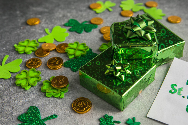 Joyeuse St Patrick. Carte avec trèfle porte-bonheur, boîte cadeau verte. Symbole du festival irlandais. Un concept chanceux. Fond de la Saint-Patrick avec cadeau. Espace de copie. - Photo, image