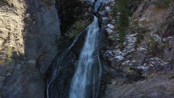 Einer der drei Wasserfälle, die in Cerler besichtigt werden können. Schön mit Schnee - Filmmaterial, Video