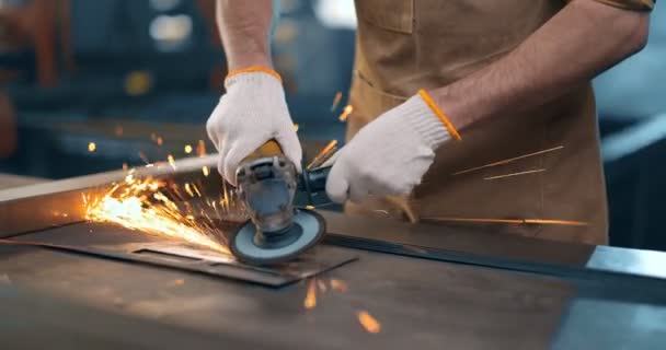 Trabajador de la industria metalúrgica moliendo metal - Imágenes, Vídeo