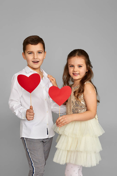 Happy couple little girl and boy with red hearts - Fotoğraf, Görsel