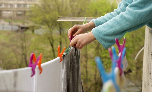 Una donna appende lavanderia
 - Foto, immagini