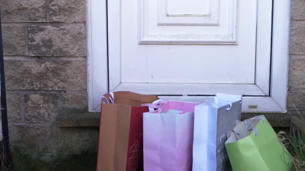 Torby na zakupy pozostawione przed drzwiami domu - Materiał filmowy, wideo