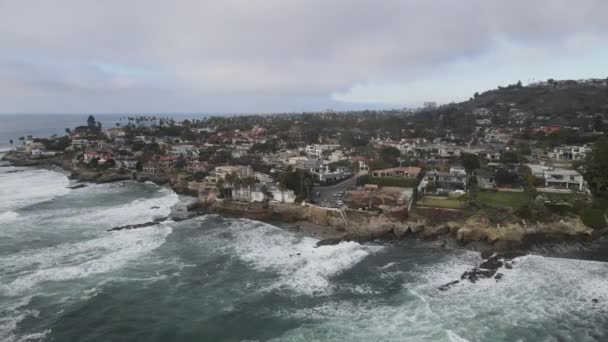 Vista aérea de la cala con gran villa en La Jolla Hermosa, California, EE.UU. - Metraje, vídeo