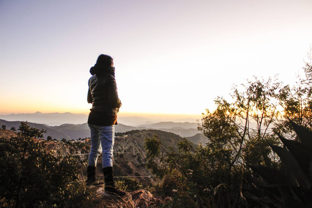 Persona viendo el horizonte desde los montes - Photo, Image