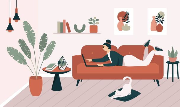 女はソファでおしゃべりして横たわっていた。植物や猫と居心地の良い家庭のインテリアでラップトップと女性の文字。平面抽象ベクトル図 - ベクター画像
