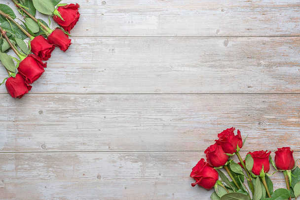Red roses at the corners of a wooden wall. Layout for postcards, invitations for Valentine's Day 14 february, Engagement, wedding anniversary, Birthday  preparation. - Foto, Imagem