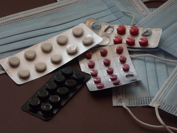 masques médicaux bleu clair et covide coloré 19 pilules - Photo, image