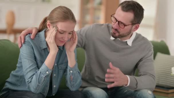 Άντρας που προσπαθεί να ηρεμήσει κλαίγοντας γυναίκα, ζευγάρι  - Πλάνα, βίντεο
