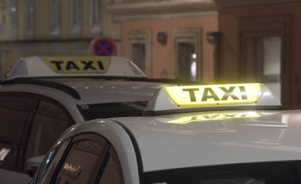 Znak taksówkowy, mobilność i transport pasażerski na obszarze miejskim - Zdjęcie, obraz