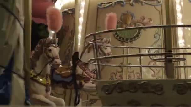 Incroyable lumière clignotante colorée de carrousel vintage carrousel foire joyeux tour tour de cirque balade à cheval au parc d'attractions - Séquence, vidéo