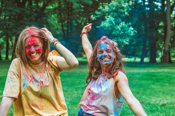 deux copines femmes qui s'amusent à Holi Fest. portrait - Photo, image