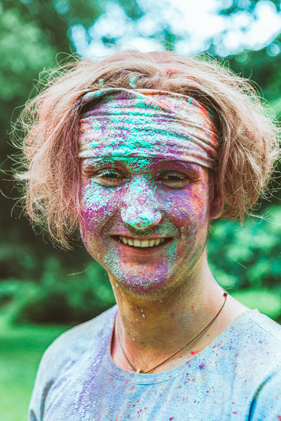 портрет молодого счастливого человека грязь в Холи красок. Индийский фестиваль - Фото, изображение