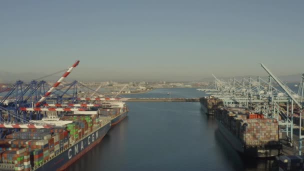 İHA, Kaliforniya 'daki Long Beach limanına yanaşan büyük, ara modüllü gemilerin hava görüntüleri. - Video, Çekim