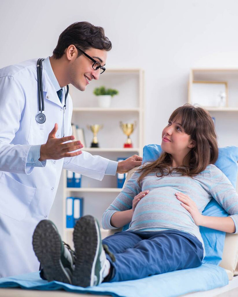 Těhotná žena na návštěvě lékaře ke konzultaci - Fotografie, Obrázek
