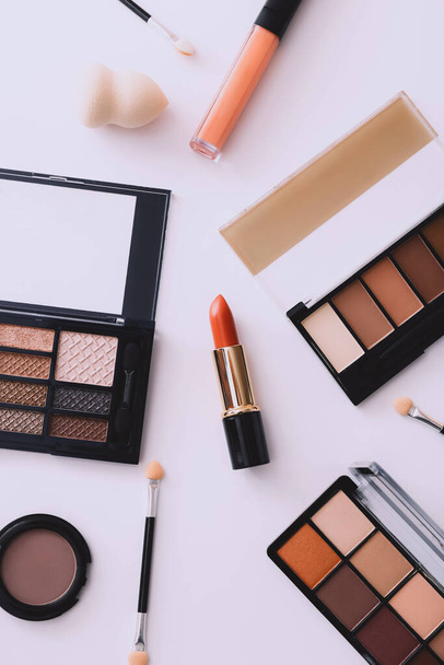 Make-up-Produkte auf hellem Hintergrund. Ansicht von oben - Foto, Bild