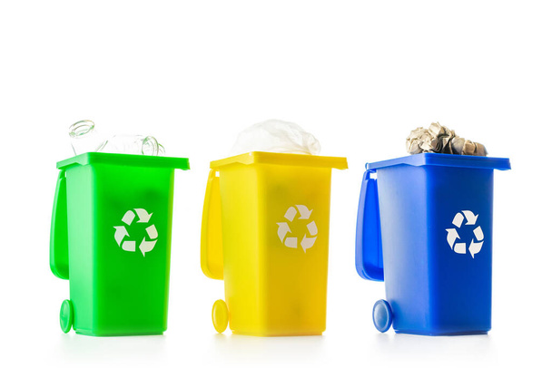Sortowanie recyklingu. Pojemnik na śmieci do unieszkodliwiania odpadów i ochrony środowiska. Żółty, zielony, niebieski kosz na śmieci do recyklingu tworzyw sztucznych, papieru i szkła może śmieci izolowane na białym tle - Zdjęcie, obraz