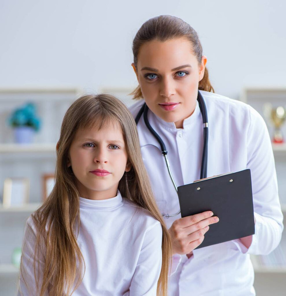 Mujer médico pediatra chequeo chica - Foto, imagen