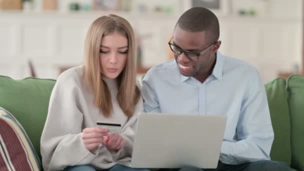 Exitoso pago de compras en línea en el ordenador portátil por pareja de raza mixta  - Imágenes, Vídeo