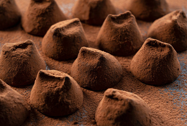 Zbliżenie wielu trufli czekoladowych pokrytych proszkiem kakaowym - Zdjęcie, obraz
