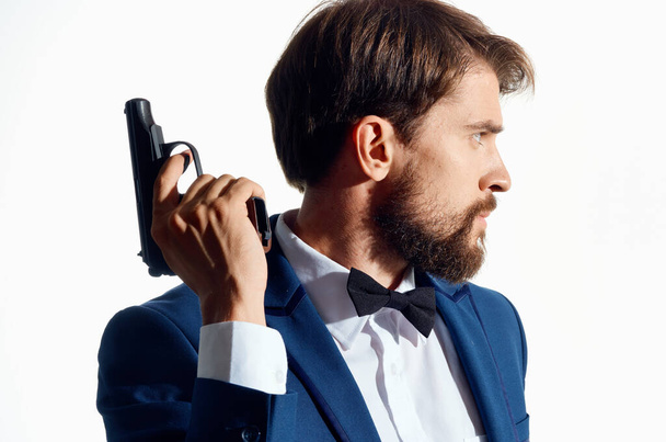 επιχειρηματίας με κοστούμι και όπλο στα χέρια του ντετέκτιβ προσοχή στο έγκλημα - Φωτογραφία, εικόνα
