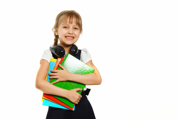 kis szőke iskolás lány hátizsák táska portré elszigetelt fehér háttér - Fotó, kép