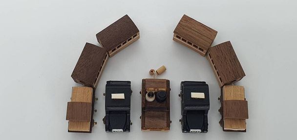 Fechar fotos criativas de pequenos modelos de madeira artesanais de madeira, também conhecidos como ícones. - Foto, Imagem