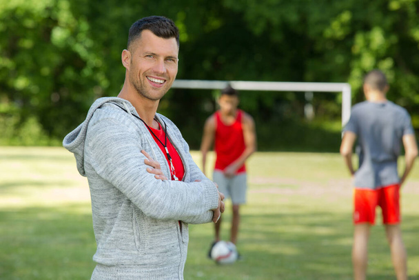 allenatore di calcio maschile posa e sorridente - Foto, immagini