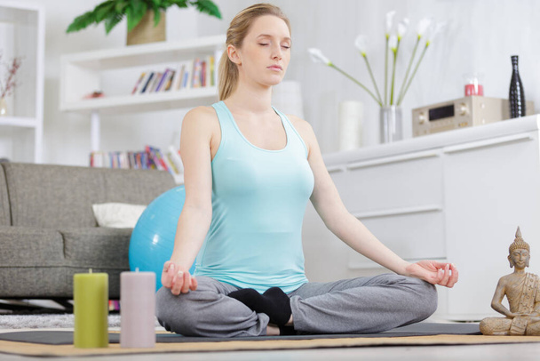 woman practicing home yoga at home - Zdjęcie, obraz